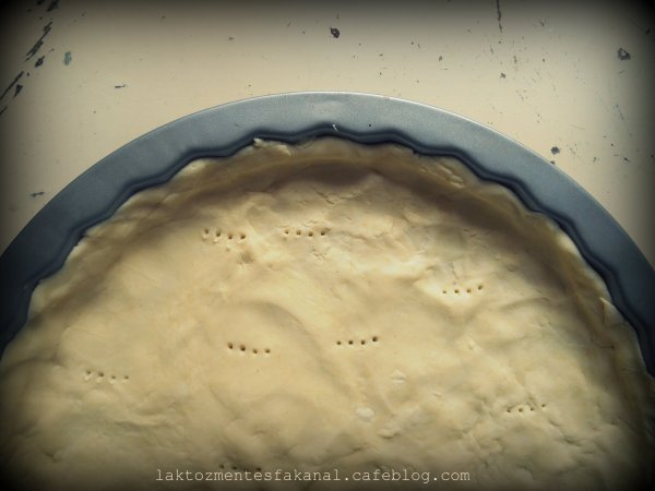 Tészta a formába igazítva, elősütésre készen