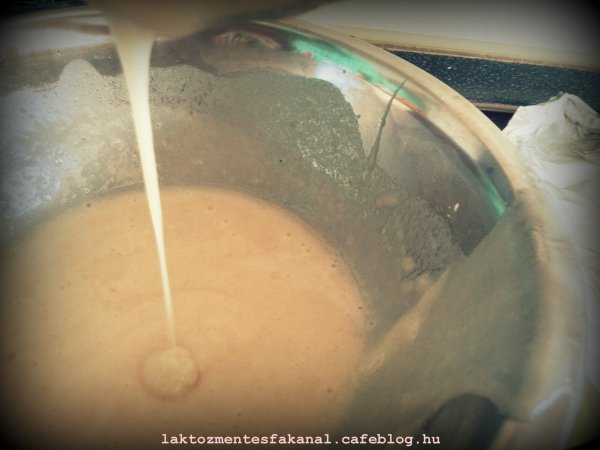 Ilyen folyékony a tészta.