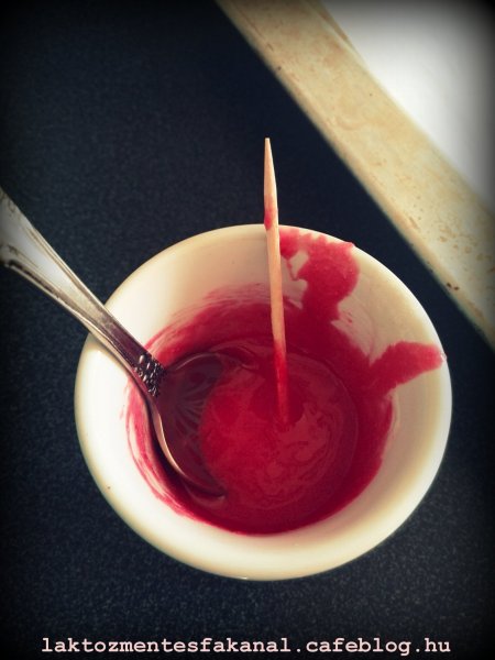 Kevéske piros a szíveknek