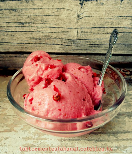 Dekorációnak egész rózsaborsszemeket szórok rá, és ha lenne itthon, menne rá mentalevél is